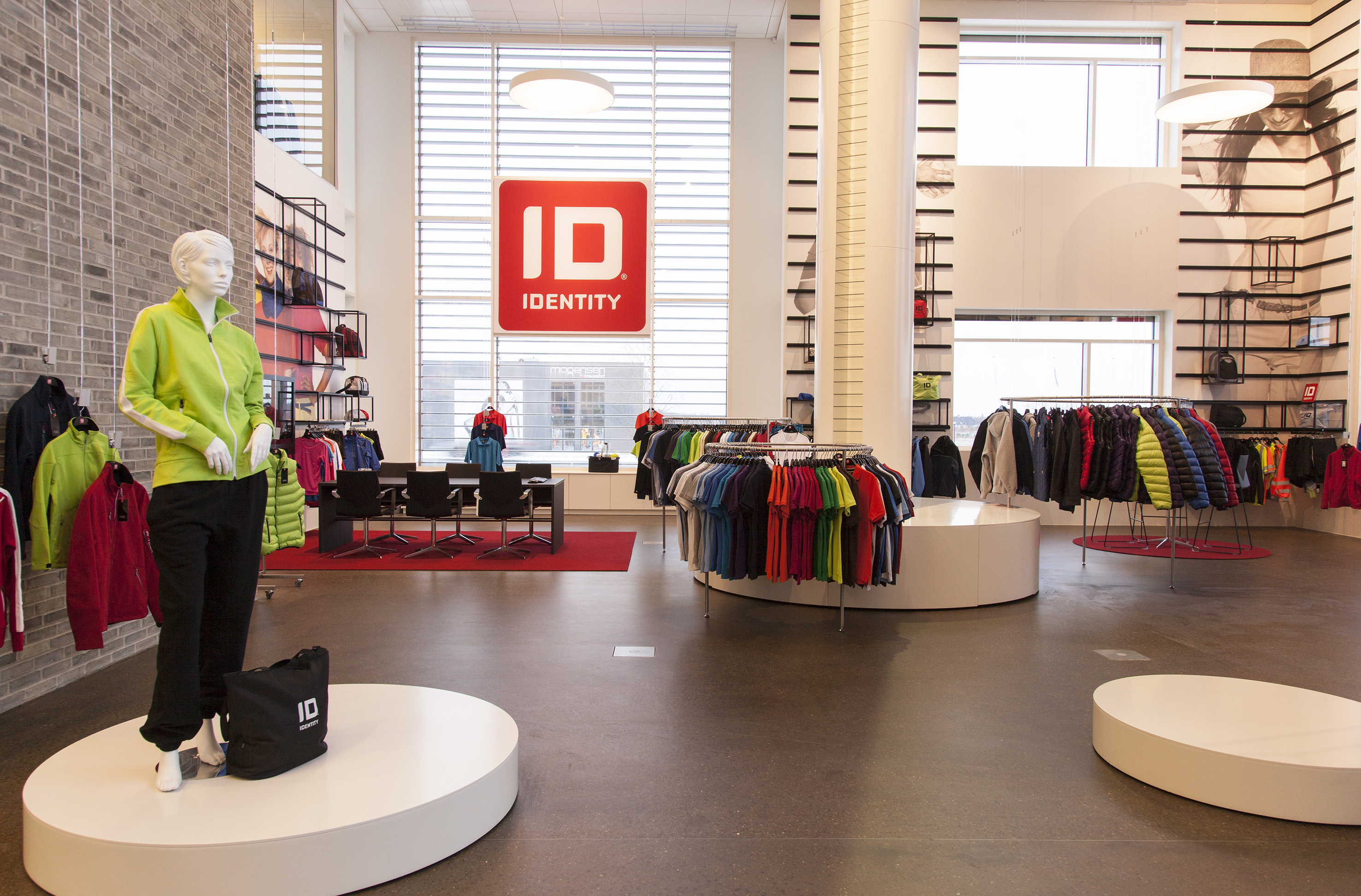 Røde filttæpper på gulvet i showroom